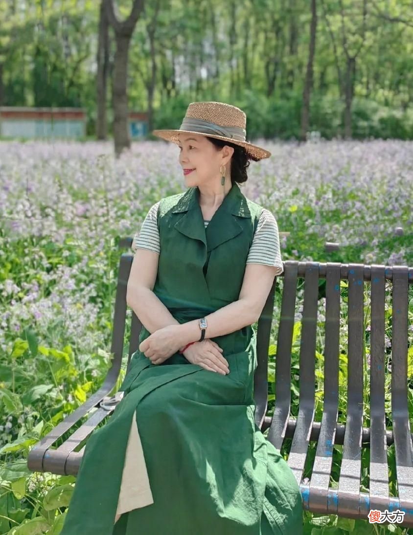 【时尚一点】女人上了年纪，别只穿黑白灰！多穿这4种富贵色，一看就是有钱人