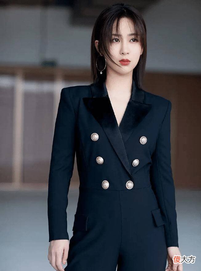 【时尚一点】杨紫夏季穿搭，粉色t恤搭配工装裤，甜美中又带着小清新的视觉感