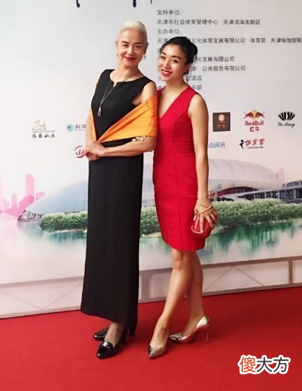 【就爱时尚】被称为“中国最美奶奶”：77岁练瑜伽体态端庄，穿衣得体又有气质
