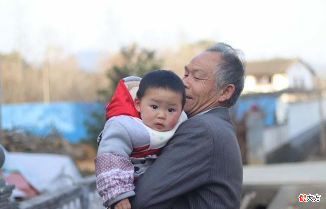 老人总插手孩子的管教,该怎么办?教你4招来应对“隔代教育”