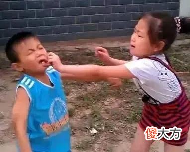孩子喜欢动手打人怎么办？聪明的父母不打不骂，3招改掉娃的臭毛病
