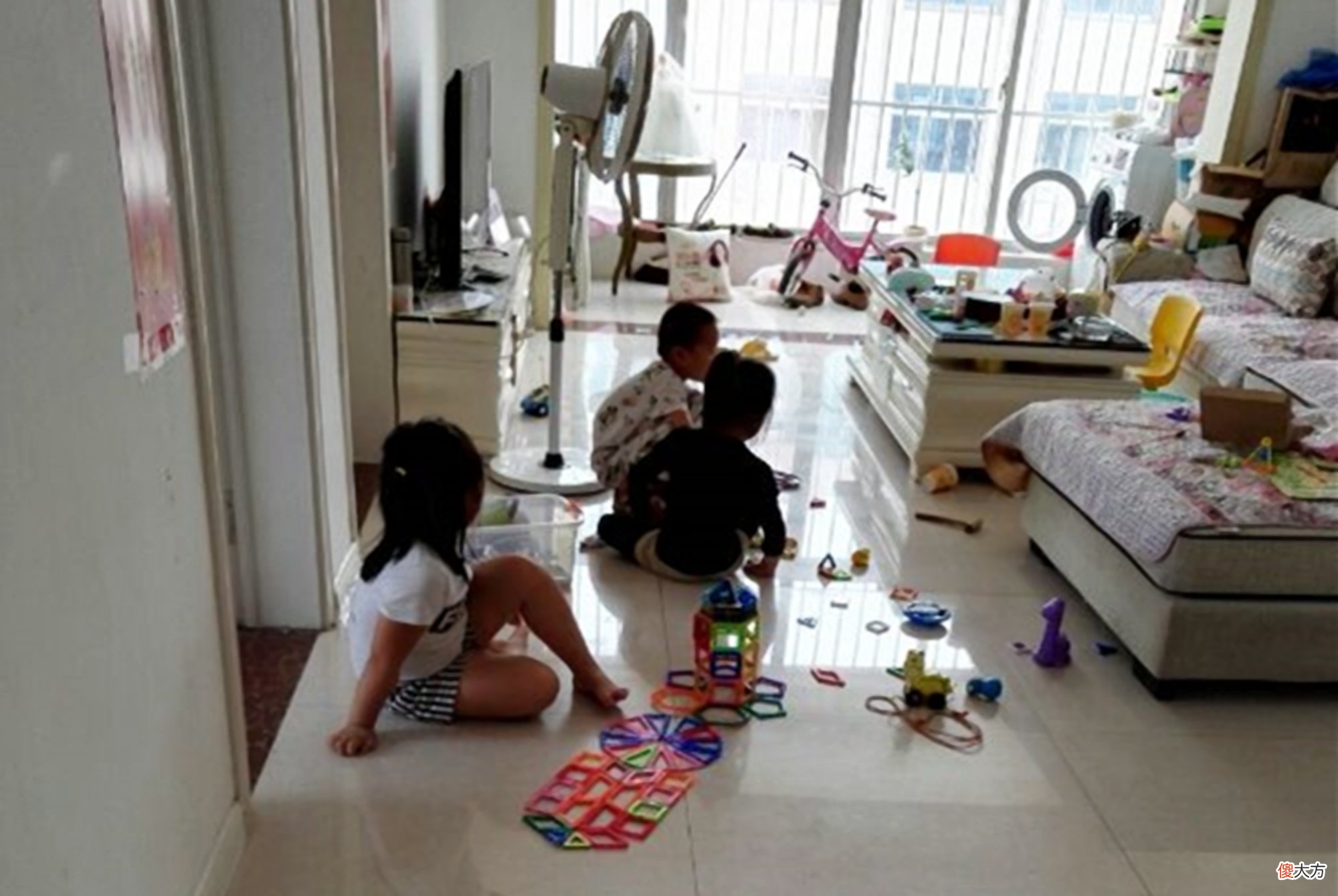 玩具多的孩子比玩具少的孩子更幸福?心理学研究:前者有弊无利