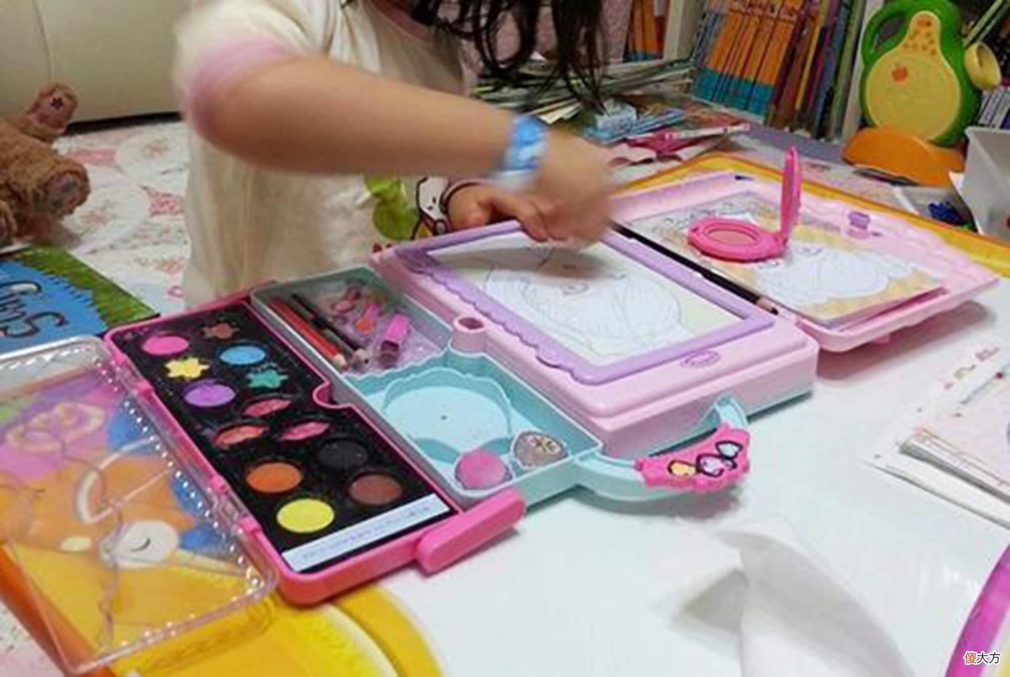 玩具多的孩子比玩具少的孩子更幸福?心理学研究:前者有弊无利