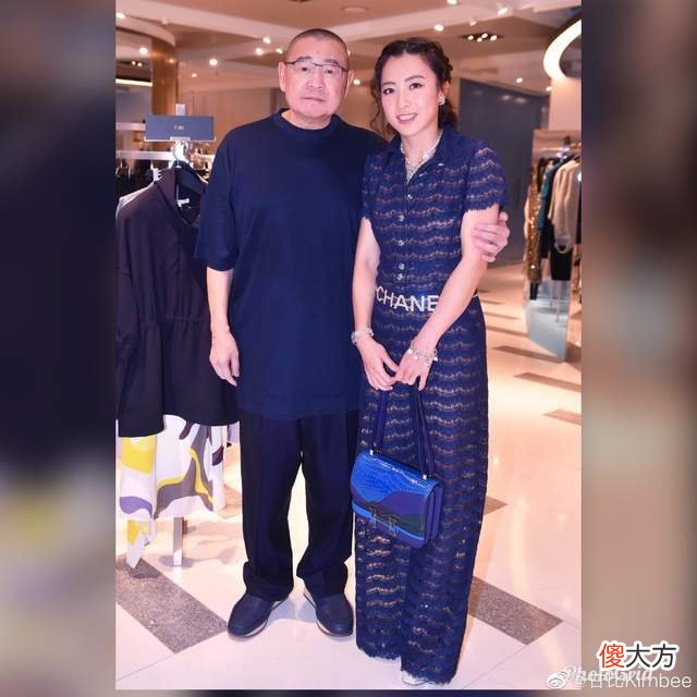 【就爱时尚】香港富婆甘比露面，穿大牌上衣贵气非凡，165身高拍成了160不到