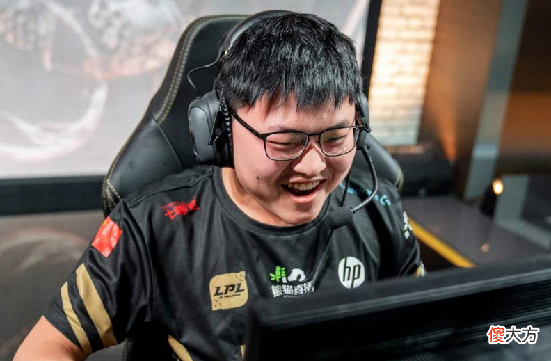 【游戏世界】UZI排位赛偶遇Faker，每个走位都被完美预判，最了解你的人是对手！