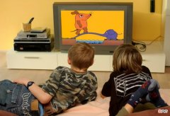 哈佛研究发现：“看电视”和“不看电视”的孩子，十年后差距巨大