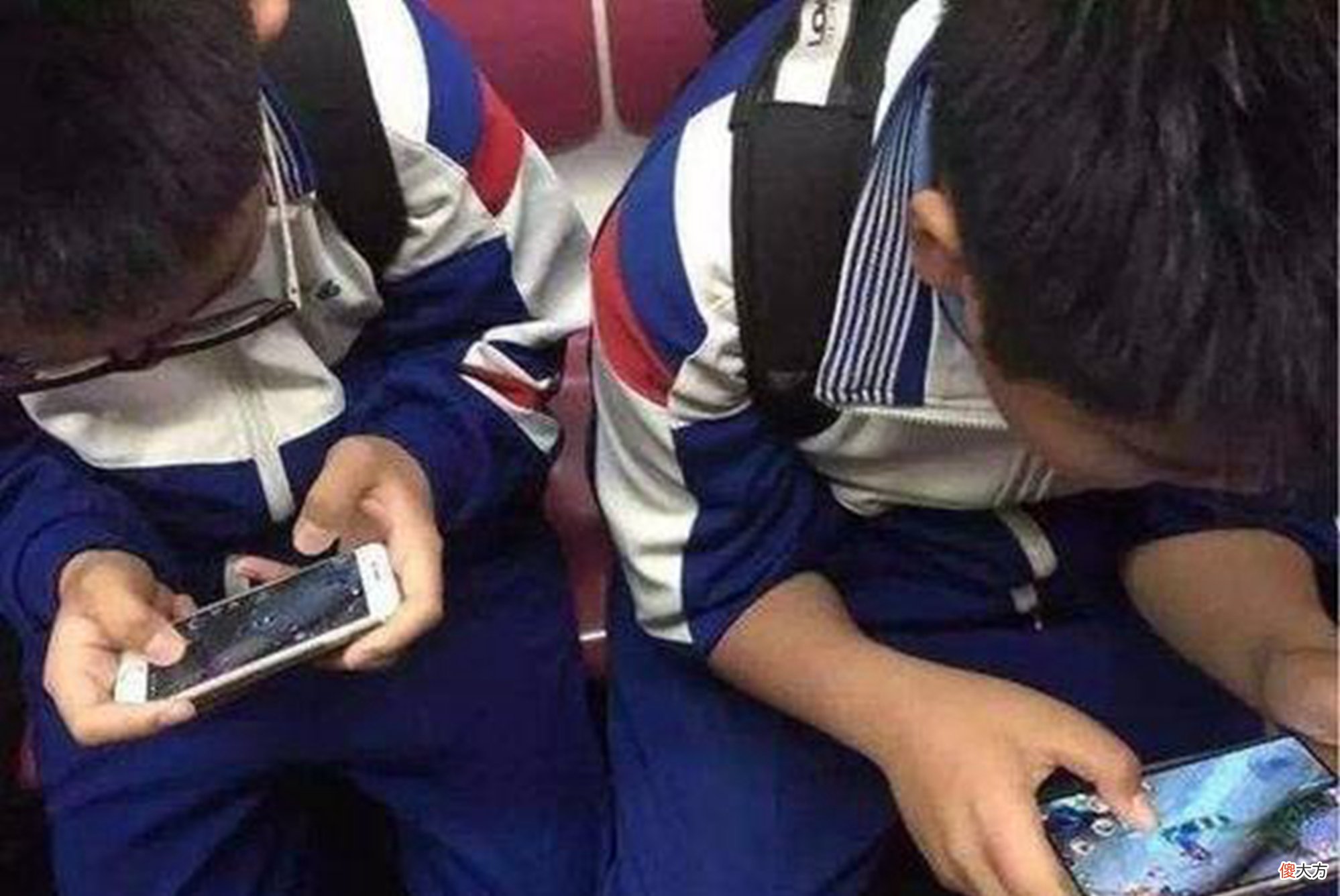 孩子学习成绩下降？可能是“毒友谊”在作怪，父母要懂得及时制约