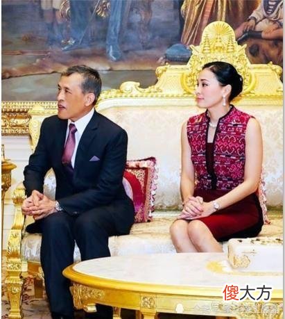 【爱历史】苏提达穿红色旗袍显得端庄优雅,和泰王很般配,难怪能坐稳后位