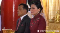 【爱历史】苏提达穿红色旗袍显得端庄优雅，和泰王很般配，难怪能坐稳后位