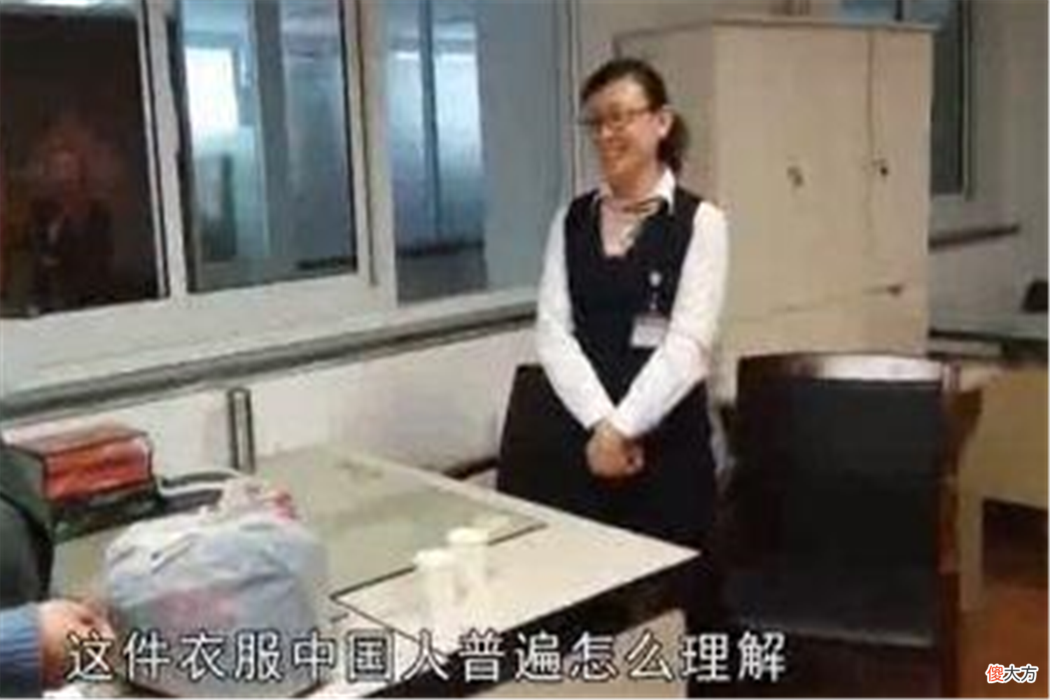 宝妈穿着新买的衣服去开家长会，班主任看到后：回家换件衣服再来