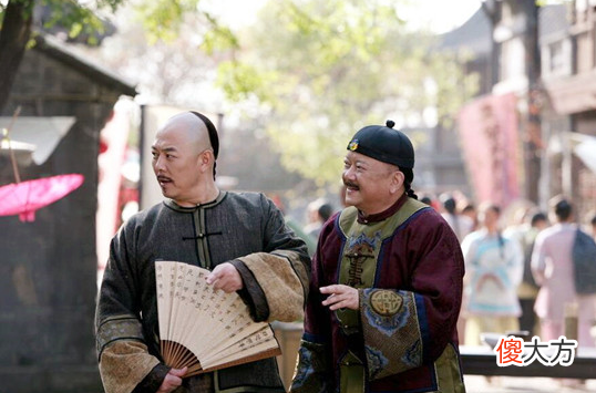 【历史故事】和珅被嘉庆赐死，他慢悠悠拿出乾隆给的保命诏书，里面就仨字