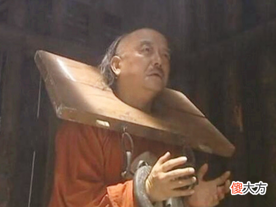 【历史故事】和珅被嘉庆赐死，他慢悠悠拿出乾隆给的保命诏书，里面就仨字