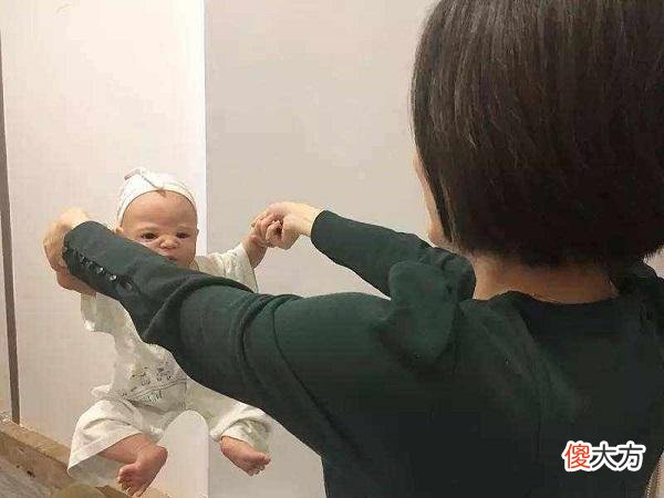 这四个“逗娃”小动作，看似好玩却暗藏危险，家长可要注意分寸