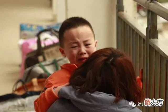 新生家长接孩子幼儿园放学的第一天，幼师拜托家长：注意三个不要