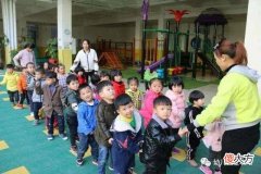 新生家长接孩子幼儿园放学的第一天，幼师拜托家长：注意三个不要