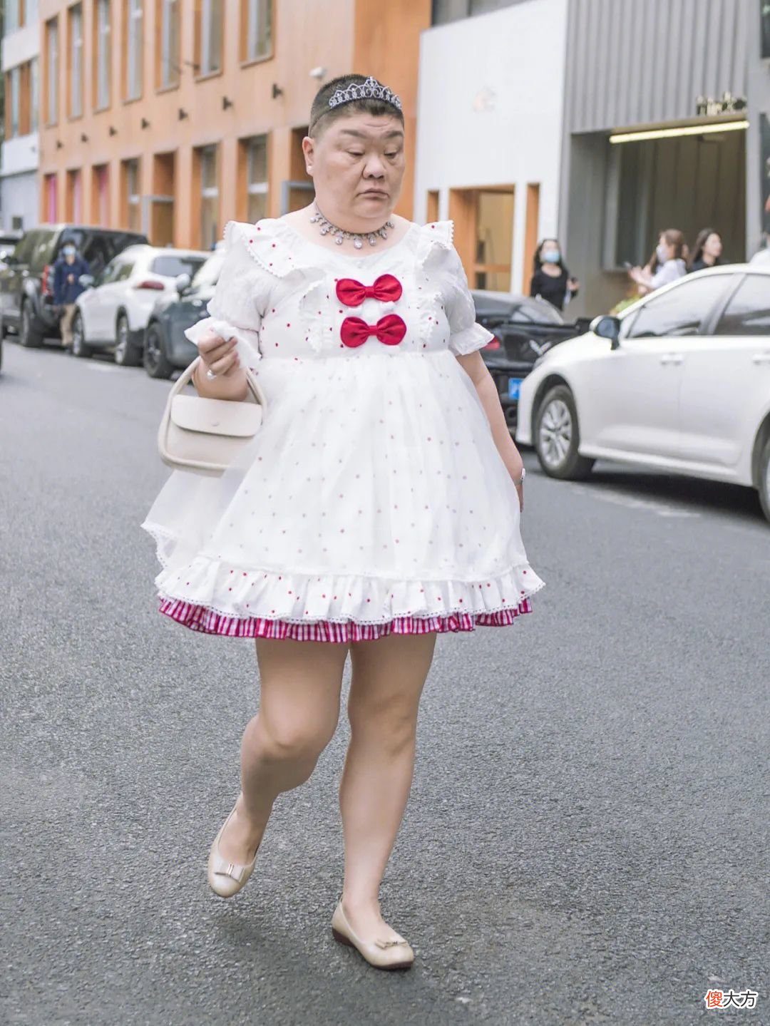 【就爱时尚】上海红人“安福路小公主”,几十年坚持萝莉风,内心单纯如白雪