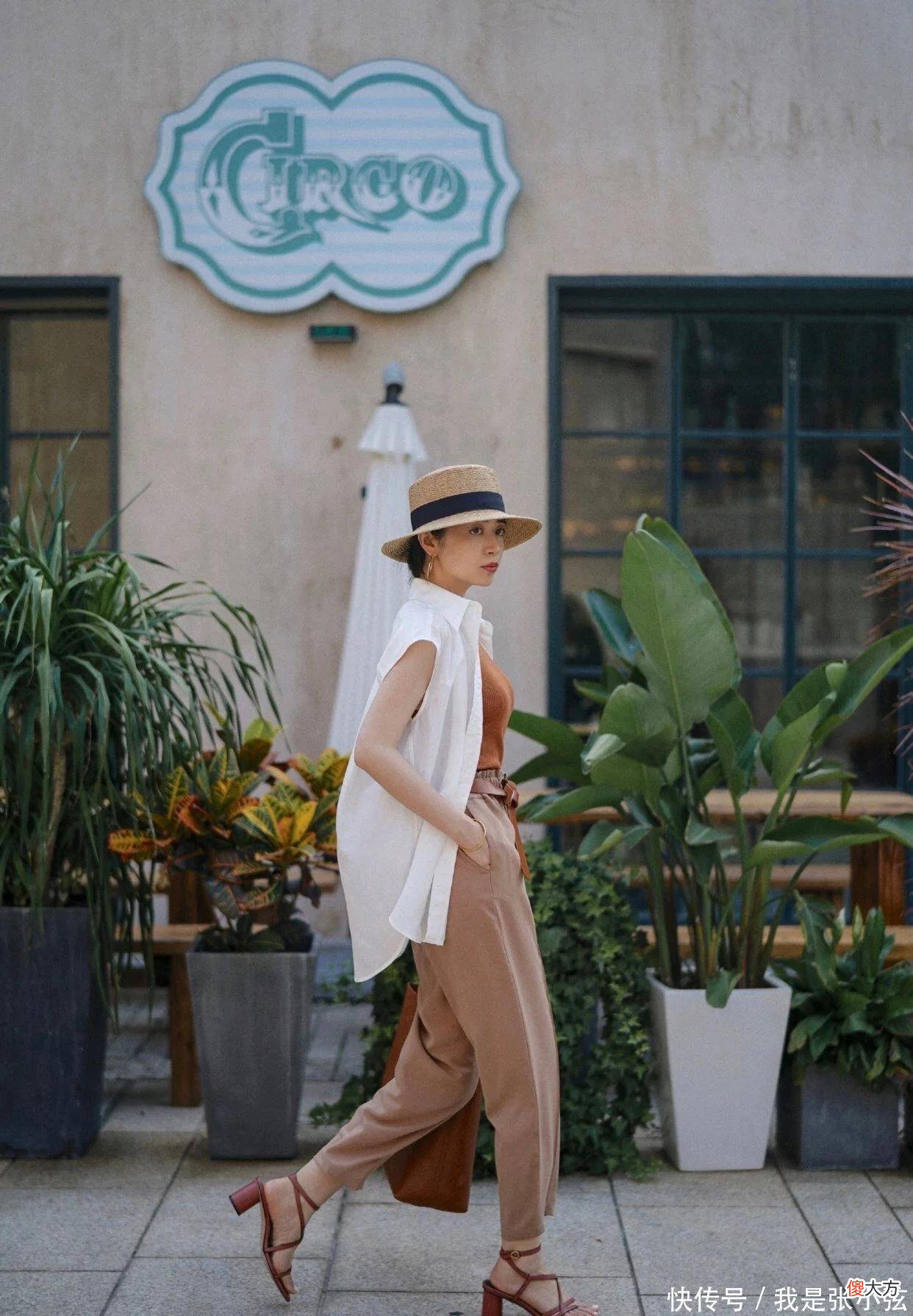 【就爱时尚】入秋后流行这条“卡其裤”，特别适合30、40岁女人，时髦又显气质