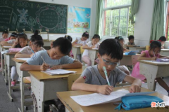 小学生考场急得大哭，因名字有103画，老师：写名字比考满分要难