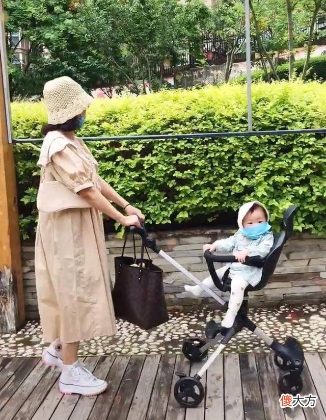 【就爱时尚】57岁李翠英帮女儿带娃走红，手捧着奶茶的样子尽显少女气息