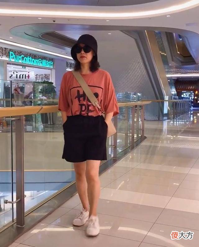 【就爱时尚】57岁李翠英帮女儿带娃走红，手捧着奶茶的样子尽显少女气息