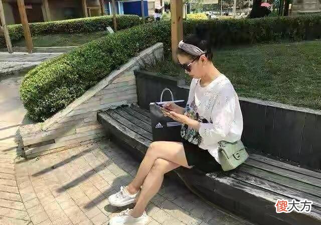 【就爱时尚】57岁李翠英帮女儿带娃走红，手捧着奶茶的样子尽显少女气息
