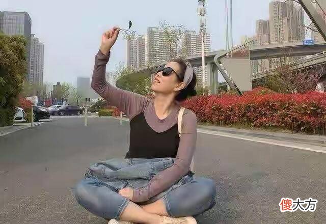 【就爱时尚】57岁李翠英帮女儿带娃走红，手捧着奶茶的样子尽显少女气息