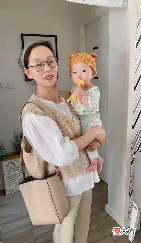 【就爱时尚】57岁李翠英帮女儿带娃走红，手捧着奶茶的样子尽显少女气息