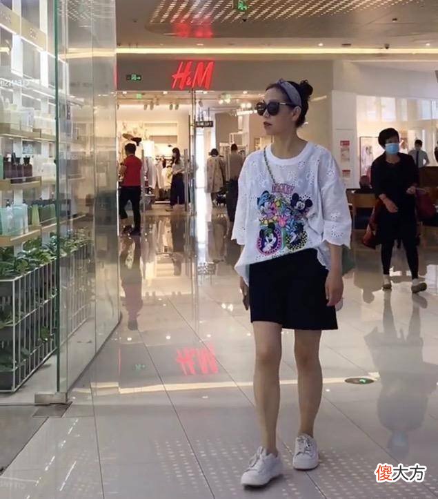 【就爱时尚】57岁李翠英帮女儿带娃走红，手捧着奶茶的样子尽显少女气息