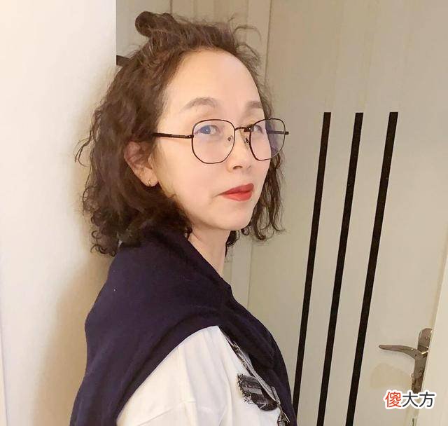 【就爱时尚】57岁李翠英帮女儿带娃走红，手捧着奶茶的样子尽显少女气息