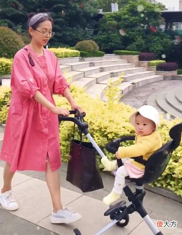【就爱时尚】57岁李翠英帮女儿带娃走红，手捧着奶茶的样子尽显少女气息