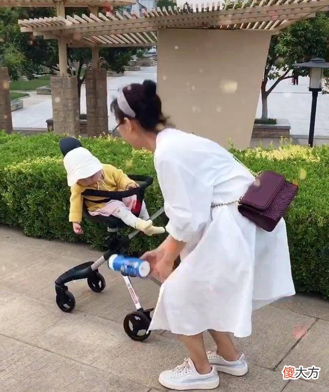 【就爱时尚】57岁李翠英帮女儿带娃走红，手捧着奶茶的样子尽显少女气息
