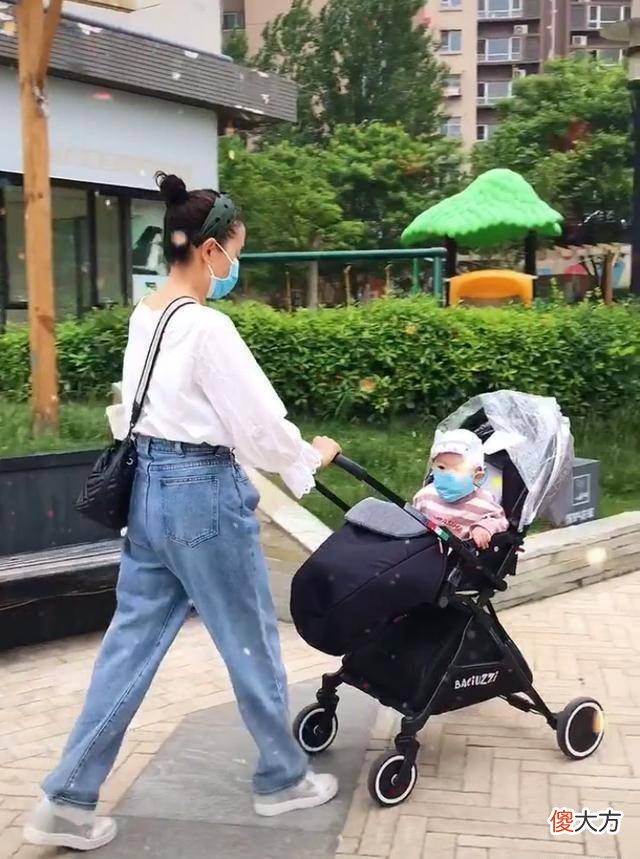 【就爱时尚】57岁李翠英帮女儿带娃走红，手捧着奶茶的样子尽显少女气息