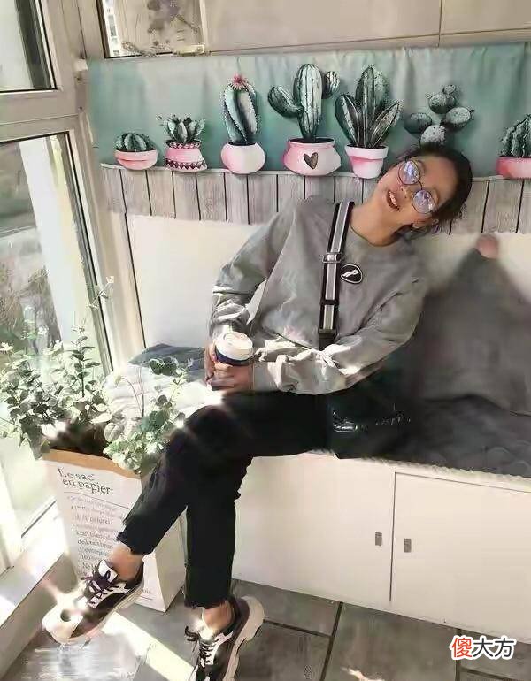 【就爱时尚】57岁李翠英帮女儿带娃走红，手捧着奶茶的样子尽显少女气息