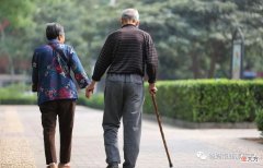 等到老了才知道，能陪在父母身边的往往是这个孩子，别疼错了