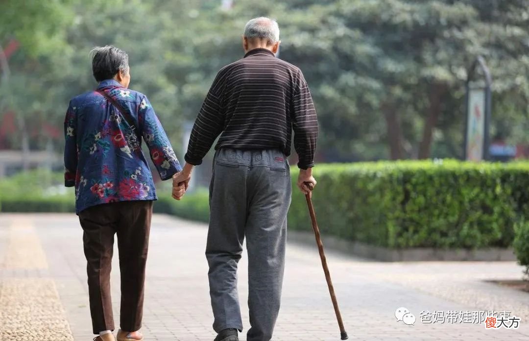 等到老了才知道，能陪在父母身边的往往是这个孩子，别疼错了