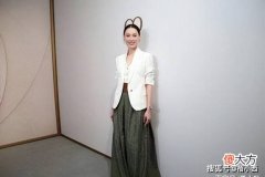 【就爱时尚】“梁洛施”骨相真高级！穿白西装搭配绿长裙优雅大气，好有贵气感