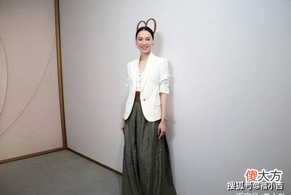 【就爱时尚】“梁洛施”骨相真高级！穿白西装搭配绿长裙优雅大气，好有贵气感