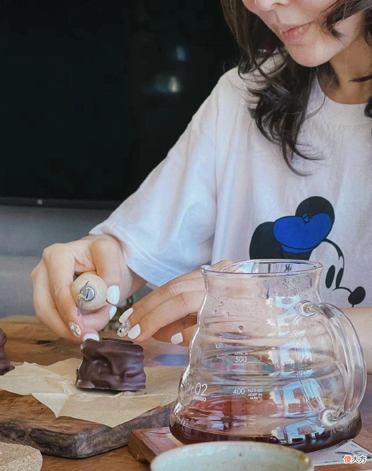 【时尚一点】50岁孙悦太自律了，在家秀一字马太灵活，身材好瘦依旧像少女