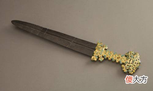 【历史故事】古墓发现六公斤纯金铁剑,专家却看上了旁边铁剑的废铁