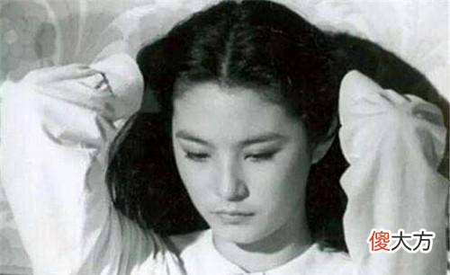 【历史故事】她因师生恋怀孕，生下女儿后名扬天下，来看看吧