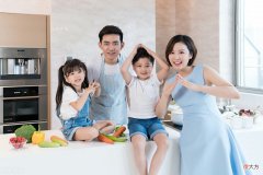 多子女家庭，为何父母总会偏心某一个？这几种原因回避不了