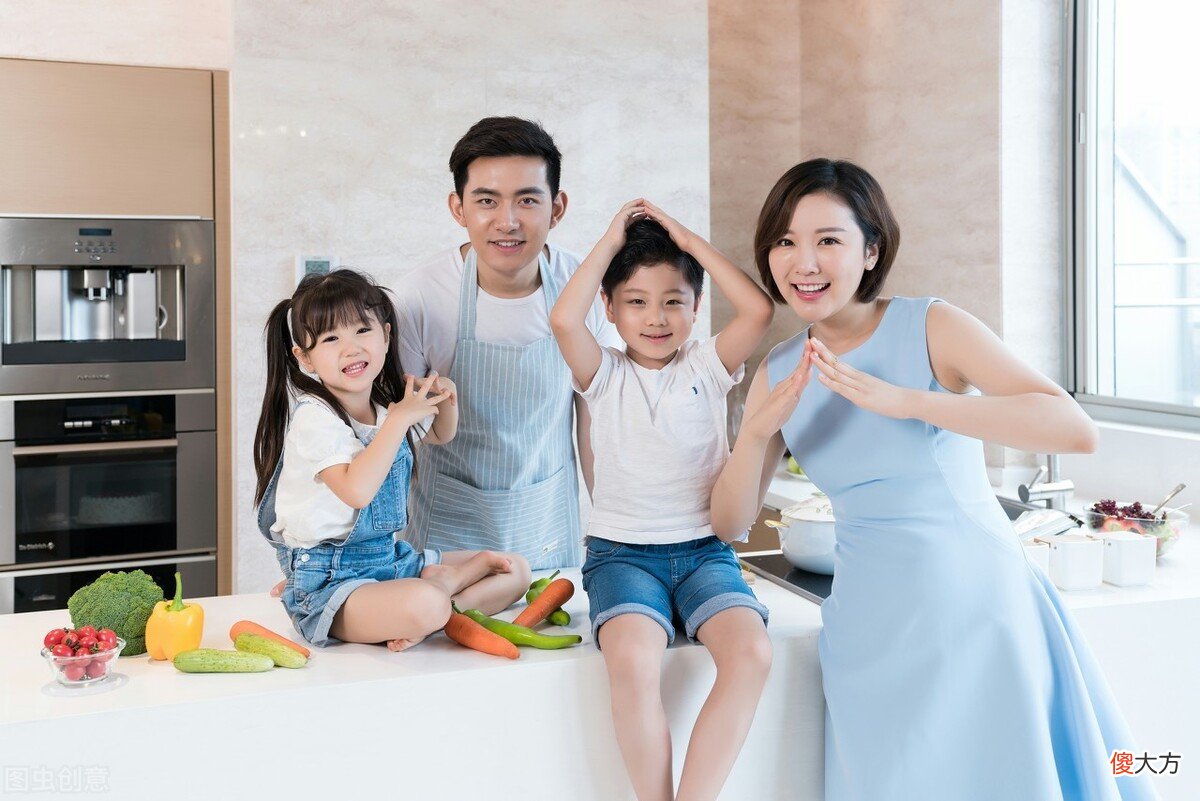 多子女家庭，为何父母总会偏心某一个？这几种原因回避不了