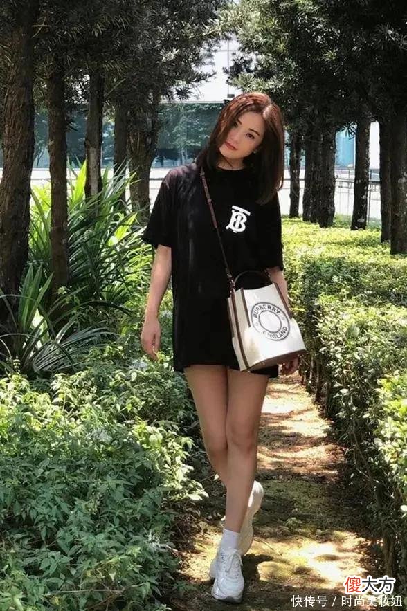 【时尚一点】阿Sa在国外真会穿，4500男友风T恤玩下衣失踪，39岁像高中生