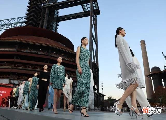 【时尚一点】(社会)服贸会上的时装秀