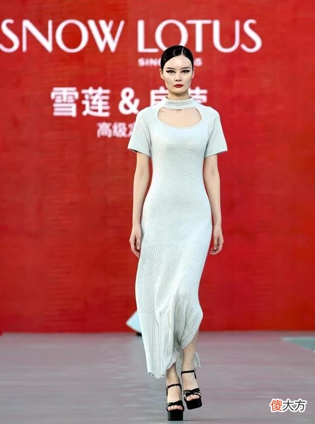 【时尚一点】(社会)服贸会上的时装秀