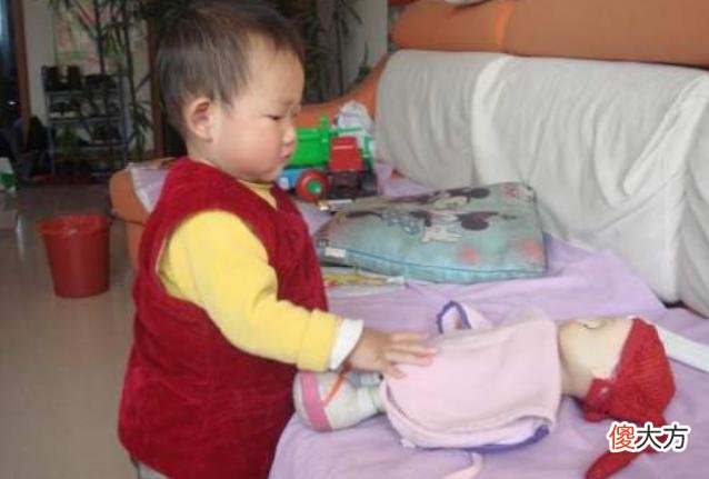 孩子给娃娃“喂饭”,是“泛灵心理”的表现,家长需注意3件事