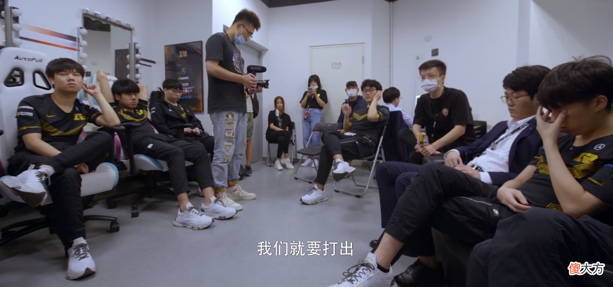 【游戏迷】Uzi退役RNG崩了，全员士气颓丧，监督怒喷你们自认废物吗？