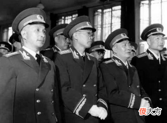 【爱历史】此人被主席批“骄傲自满”，只能给中将军衔，延后一年却授予上将