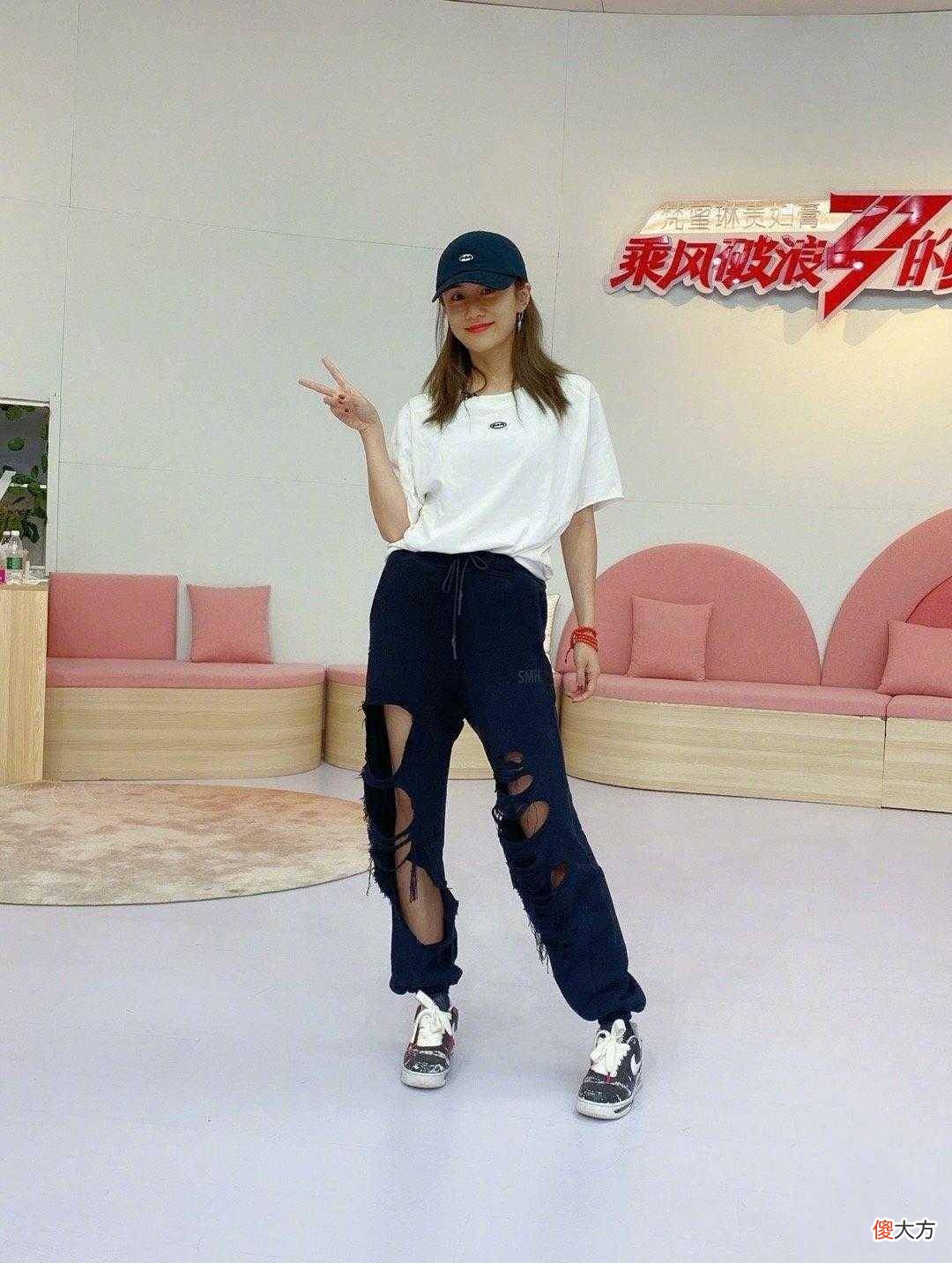 【时尚一点】小个子女生露脐装配牛仔裙剪掉一半,意外显高又时髦