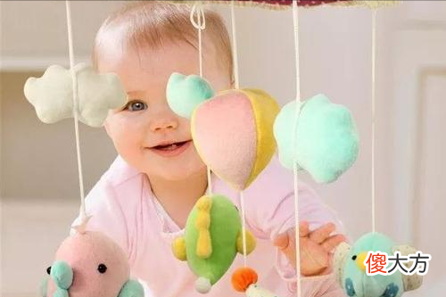 宝宝精细动作是智力发育的标志，各月龄训练方法不同，家长别错过